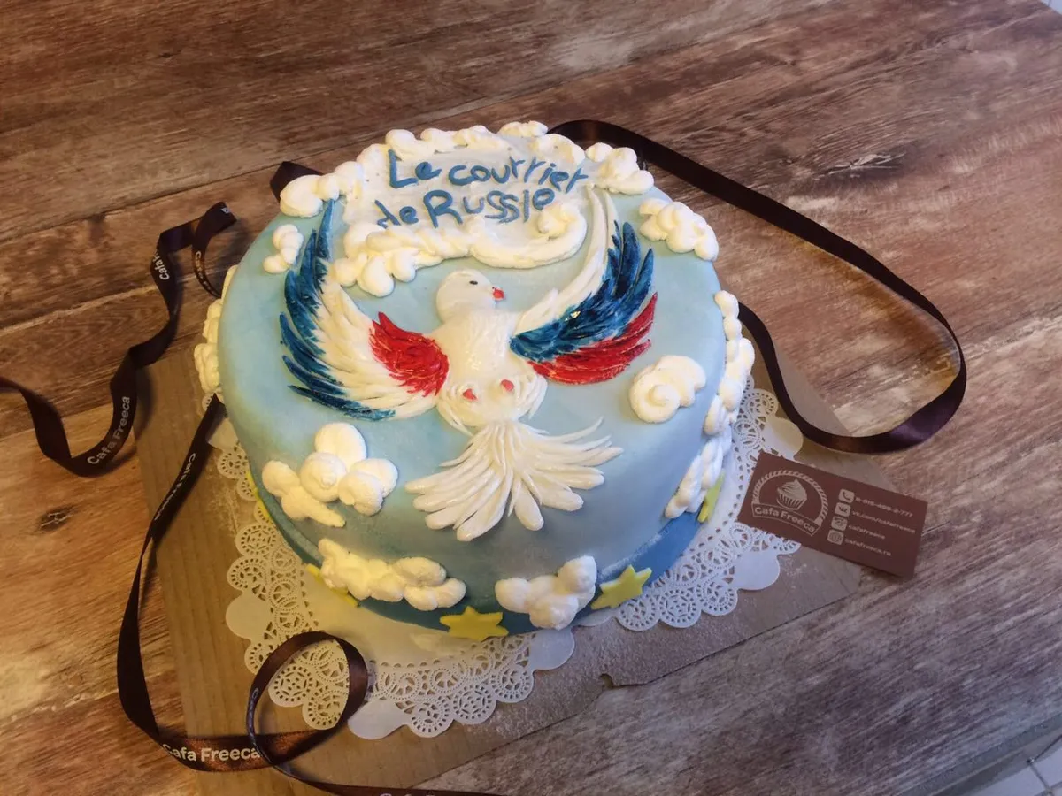 Специальный торт для дня рождения Le Courrier de Russie